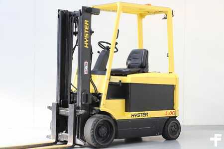 Chariots électriques à 4 roues 2001  Hyster E3.00XM (1)