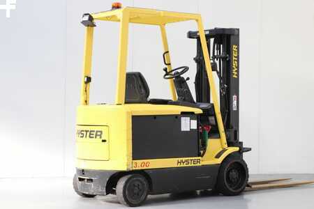 Chariots électriques à 4 roues 2001  Hyster E3.00XM (2)