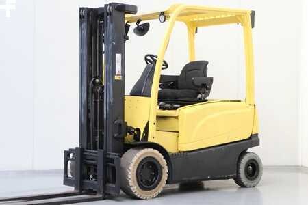 Carrelli elettrici 4 ruote 2011  Hyster J2.2XN (1)
