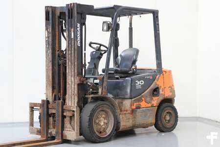 Empilhador diesel 2014  Doosan D30S-5 (1)