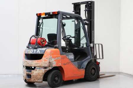 Empilhador a gás 2008  Toyota 02-8FGF25 (2)