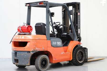 Carrelli elevatori GPL 2000  Toyota 02-7FGJF35 (2)