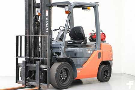 Treibgasstapler 2015  Toyota 02-8FGF30 (1)