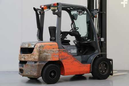 Chariots élévateurs diesel 2009  Toyota 52-8FDJF35 (2)