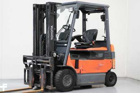 Chariots électriques à 4 roues 2012  Toyota 7FBMF25 (1)