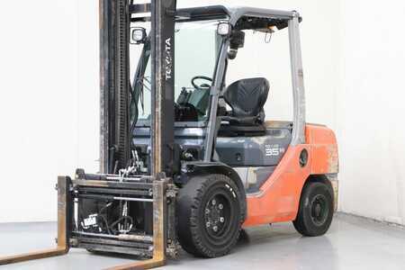 Dieseltrukki 2012  Toyota 52-8FDJF35 (1)