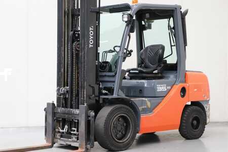 Dieseltrukki 2012  Toyota 52-8FDJF35 (1)