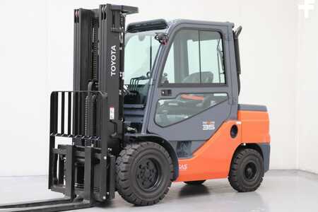 Carretilla elevadora diésel 2023  Toyota 52-8FDJF35 (1)