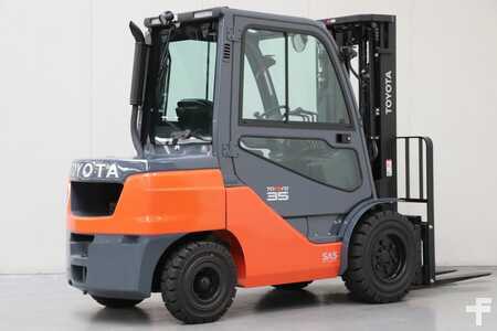 Carretilla elevadora diésel 2023  Toyota 52-8FDJF35 (2)