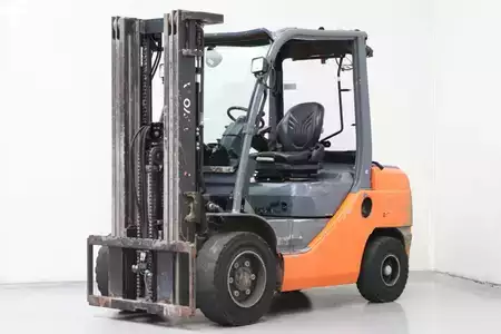 Dieseltrukki 2015  Toyota 52-8FDF30 (1)