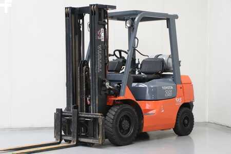 Gázüzemű targoncák 2001  Toyota 7FGU25 (1)