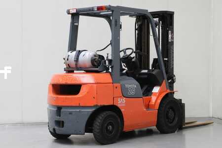 Gázüzemű targoncák 2001  Toyota 7FGU25 (2)