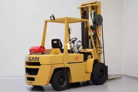 Gas truck - Nissan BF03A35 (2)