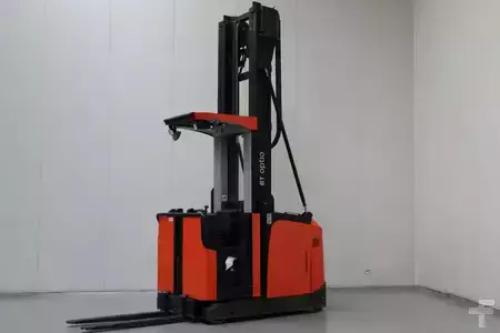 Vertical order pickers 2012  BT OME100H (1)