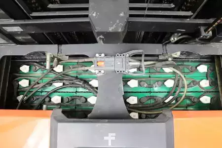 Vertical order pickers 2012  BT OME100H (6)