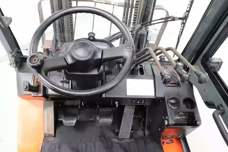 Carrelli elevatori GPL 2005  Toyota 42-7FGF25 (3)