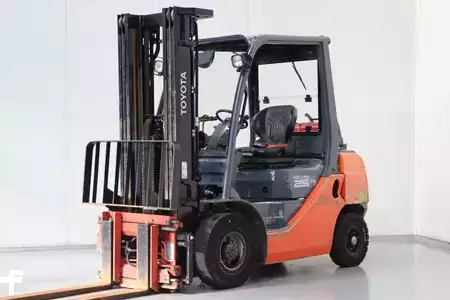 Treibgasstapler 2012  Toyota 02-8FGF25 (1)