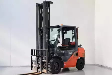 Treibgasstapler 2015  Toyota 02-8FGF30 (1)