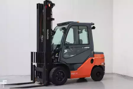Diesel gaffeltruck 2022  Toyota 56-8FD30F (1)