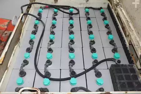 Elektro 4 Rad - Nissan UB02L25U (5)