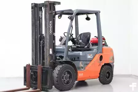 Gas truck 2017  Toyota 02-8FGF30 (1)