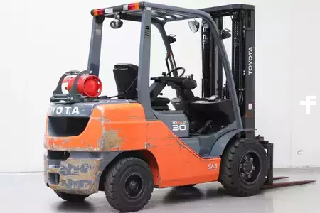 Gas truck 2017  Toyota 02-8FGF30 (2)