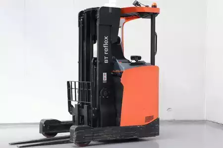 Carretilla retráctil 2017  Toyota RRE140H (1)