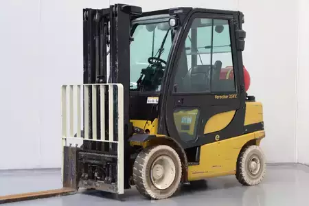 LPG heftrucks 2011  Yale GLP25VX (1)