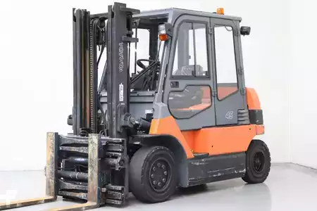 Elektryczne 4-kołowe 2012  Toyota 7FBMF45 (1)