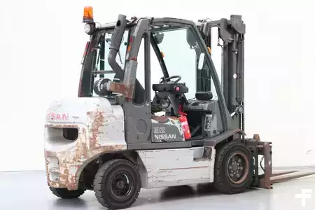Diesel gaffeltruck 2008  Nissan YG1D2A32Q (2)