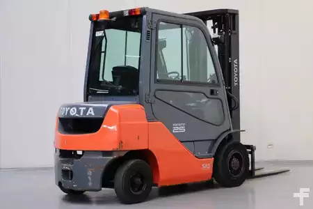 Carretilla elevadora diésel 2017  Toyota 02-8FDF25 (2)