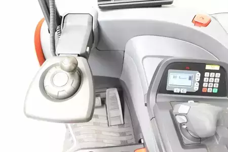 Chariots à mât rétractable 2015  BT RRE160E (3)