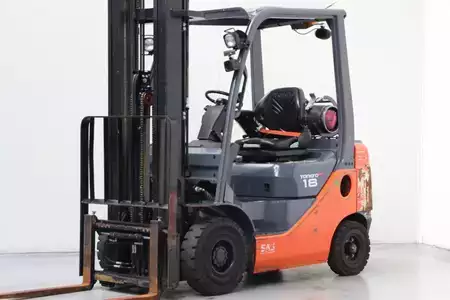 Empilhador a gás 2020  Toyota 06-8FG18F (1)