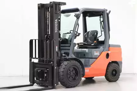 Dieselový VZV 2023  Toyota 52-8FDJF35 (1)