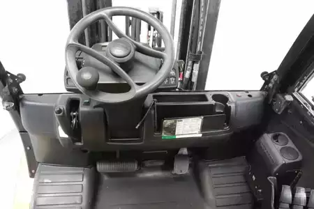 Chariots élévateurs diesel 2007  Yale GDP55VX (3)