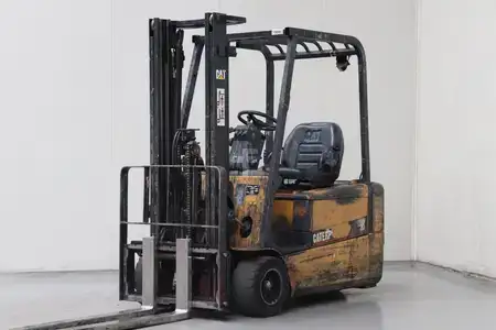 Chariots électriques à 3 roues 2005  CAT Lift Trucks EP20KT (1)