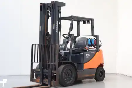 Nestekaasutrukki 2014  Doosan G25P-5 (1)