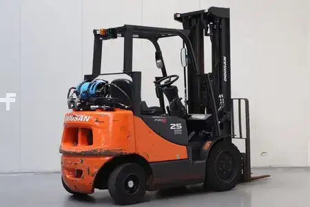 Nestekaasutrukki 2014  Doosan G25P-5 (2)