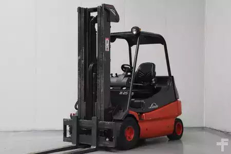 Elektromos 4 kerekű 2006  Linde E25-02 (1)