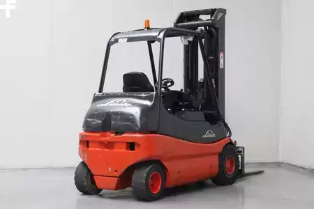 Elektromos 4 kerekű 2006  Linde E25-02 (2)