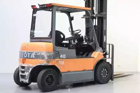 Chariots électriques à 4 roues 2005  Toyota 7FBMF40 (2)
