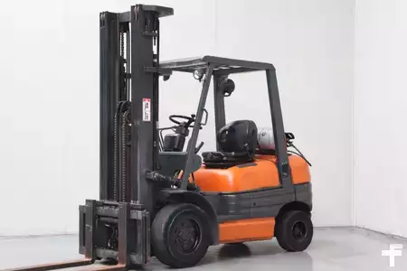 LPG Forklifts 1998  Toyota 02-6FGF30 (1)