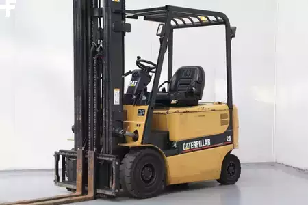 Elektryczne 4-kołowe 2004  CAT Lift Trucks EP25K (1)