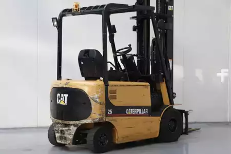 Elektryczne 4-kołowe 2004  CAT Lift Trucks EP25K (2)