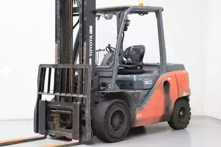 Diesel truck 2022  Toyota 40-8FD45N (1)