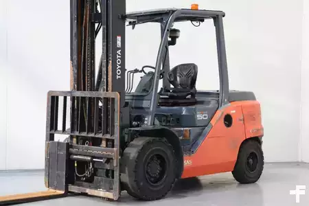 Diesel truck 2022  Toyota 40-8FD45N (1)