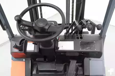Carrelli elettrici 4 ruote 2014  Toyota 7FBH20 (3)