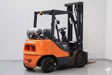 Gas truck 2016  Doosan G30E-5 (2)