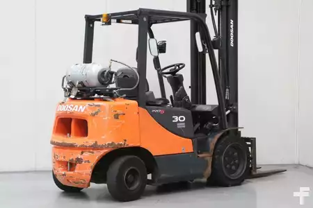 Carrelli elevatori GPL 2016  Doosan G30E-5 (2)