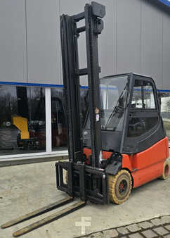 Elektryczne 4-kołowe 2004 Linde E25/600-03 (1)